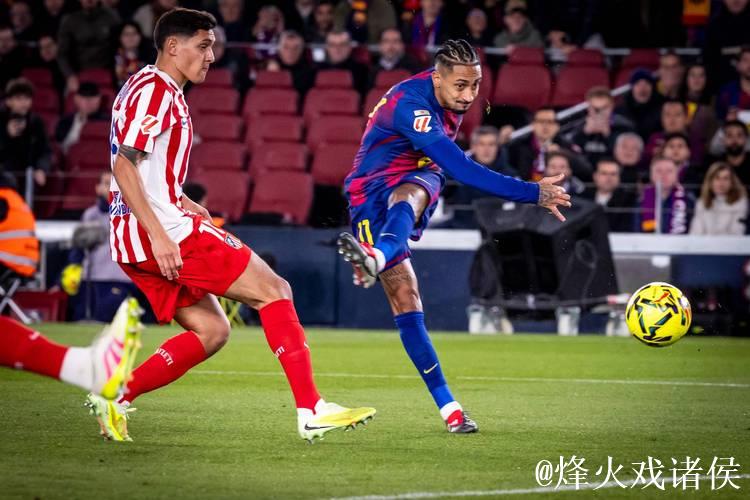 巴萨9000万巨星救主:单刀打空门 亲吻队徽!4万人鼓掌致敬 巴萨9000万巨星救主:单刀打空门 亲吻队徽!4万人鼓掌致敬