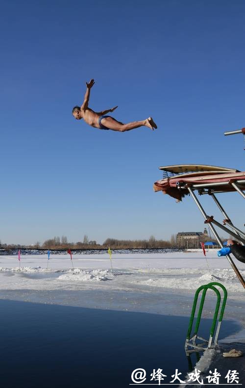 雪中游泳，不亦乐乎